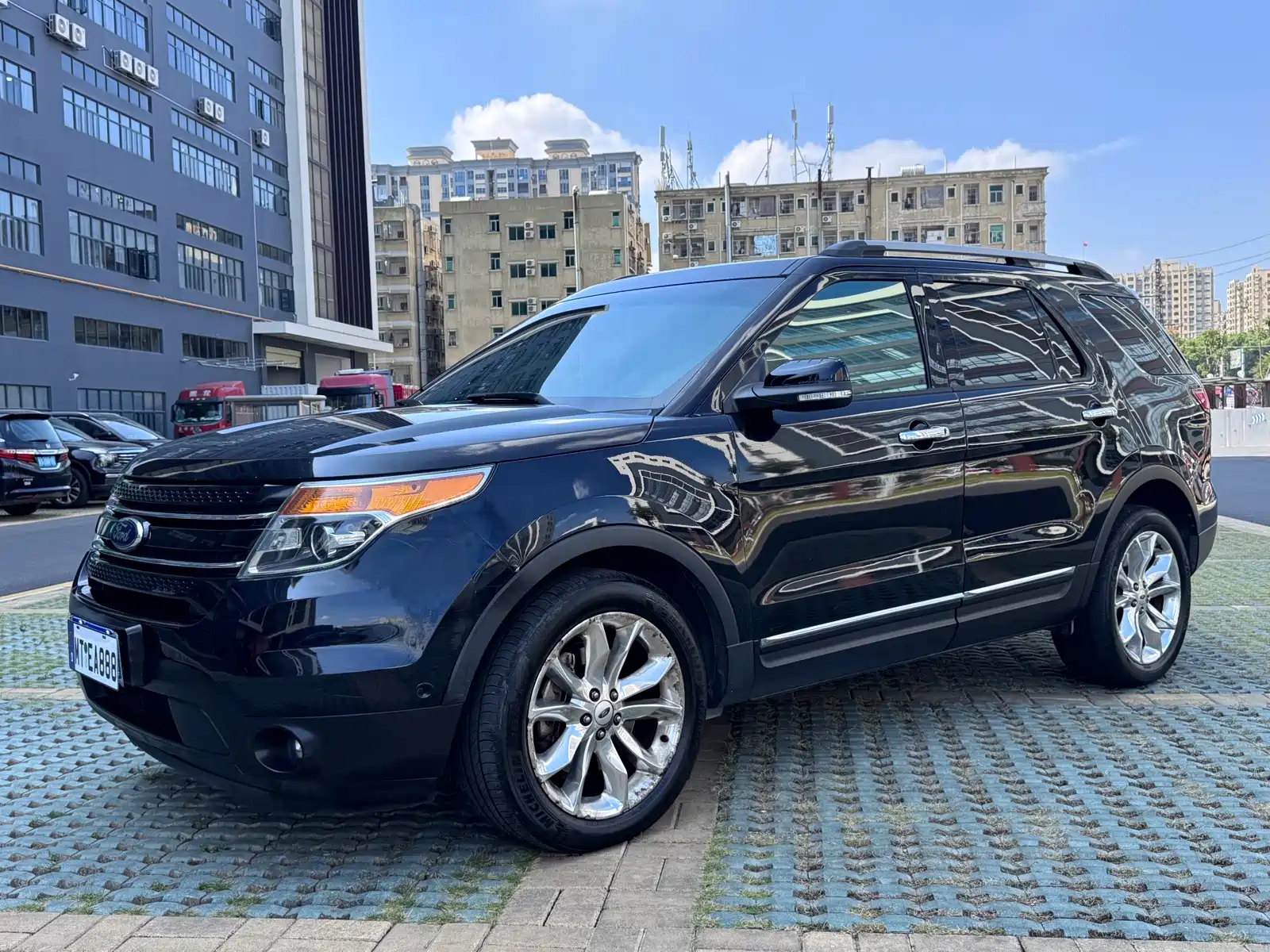 Photo 1 - Ford Explorer (Import)