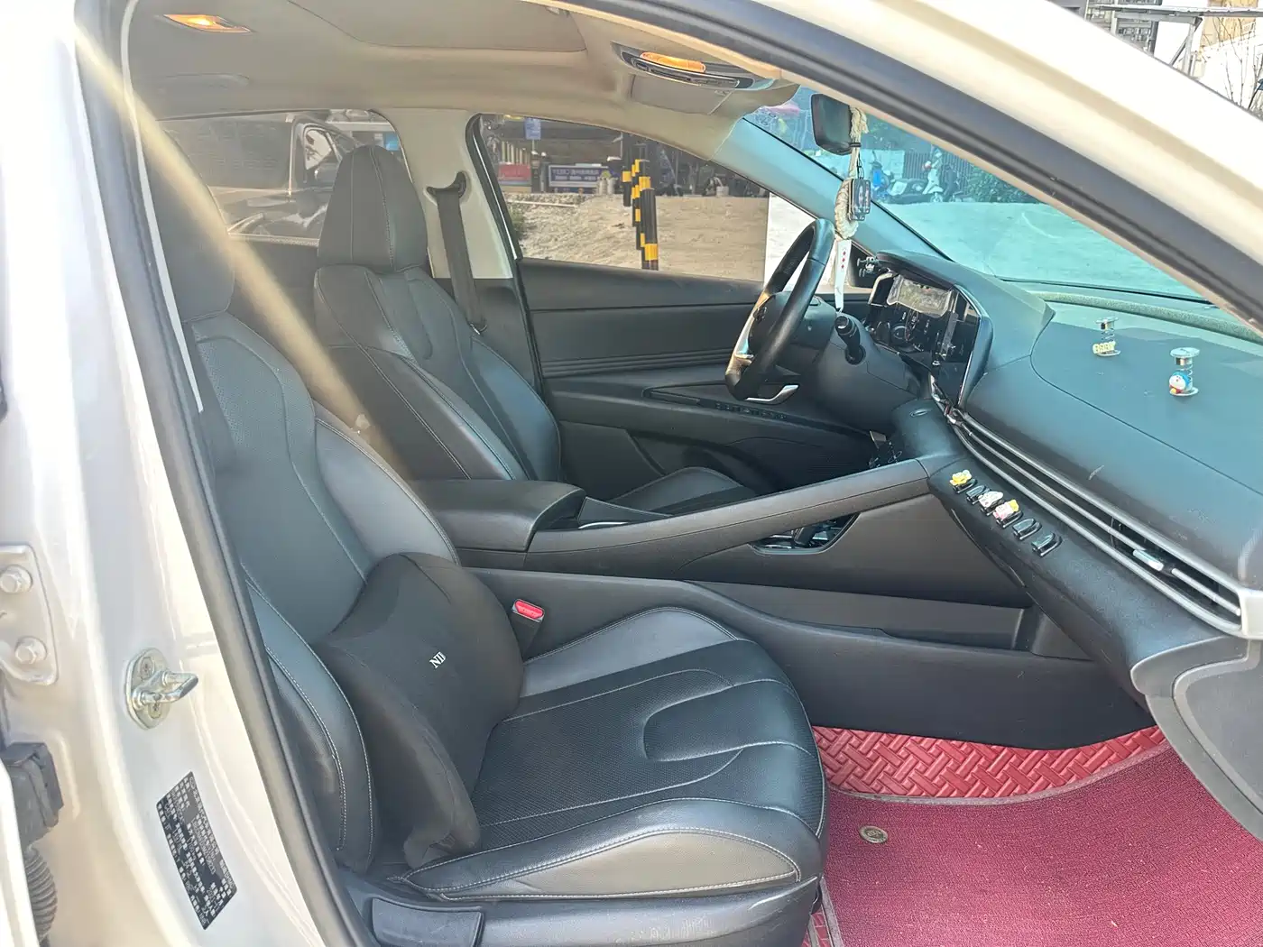 Hyundai Elantra 2021 1.5L CVT LUX Premium Edition фото 10