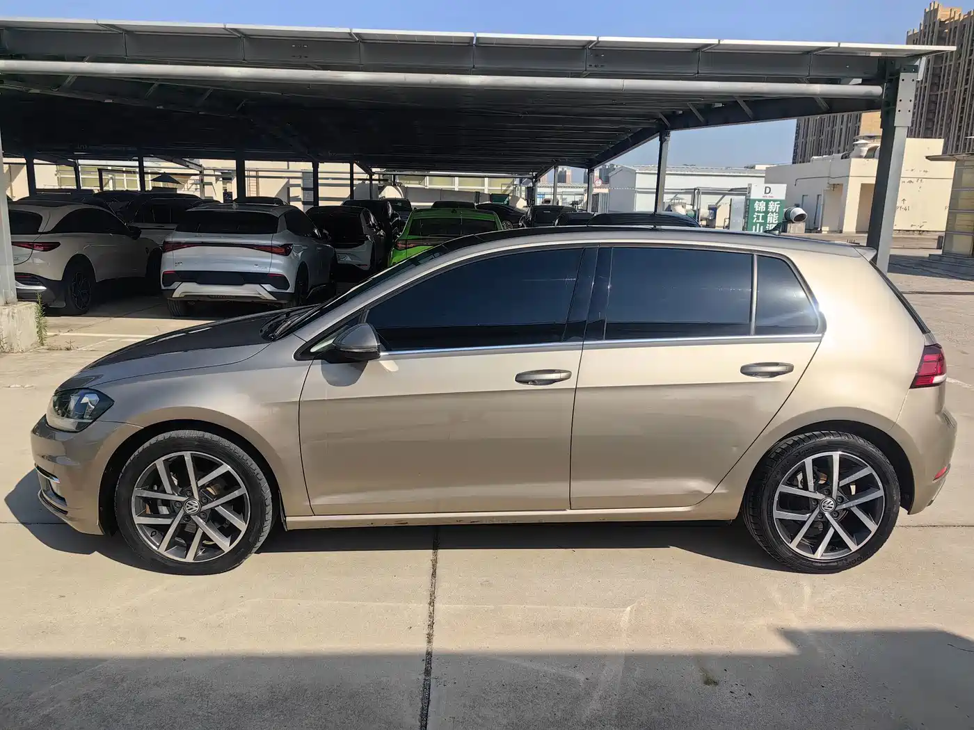 Photo 3 - Volkswagen Golf