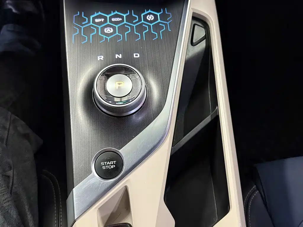 Фото 9 - Geely Geometry A