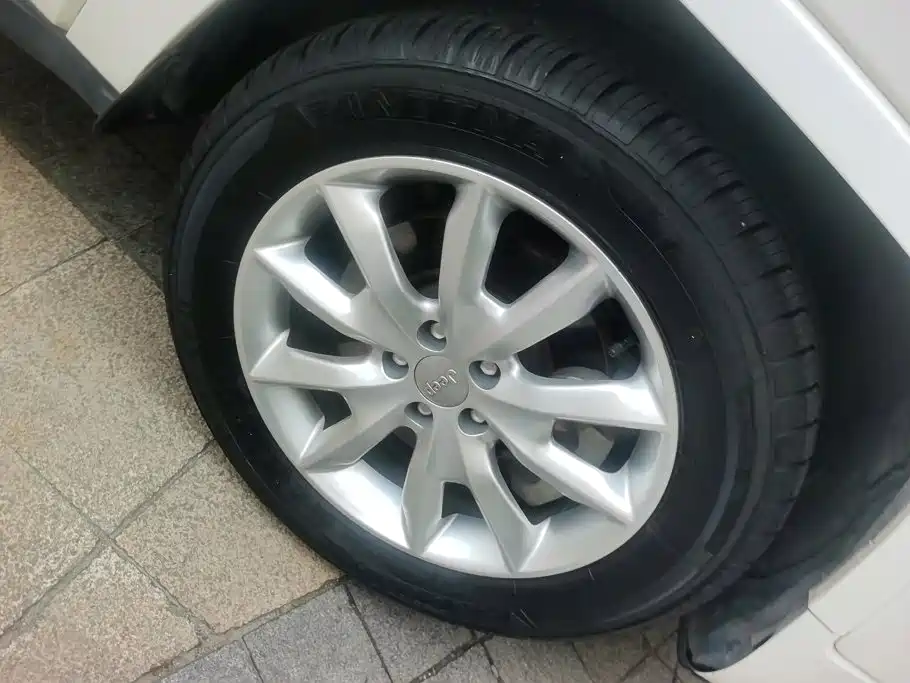 Photo 6 - Jeep Cherokee