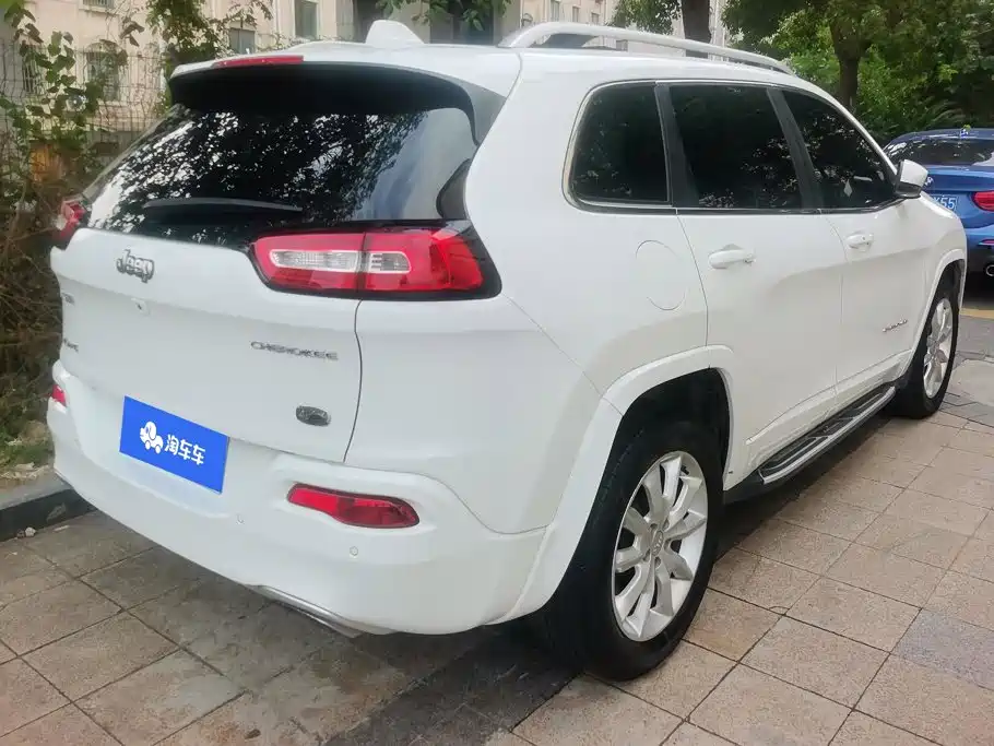 Photo 3 - Jeep Cherokee