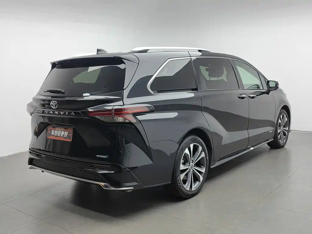 Photo 2 - Toyota Granvia
