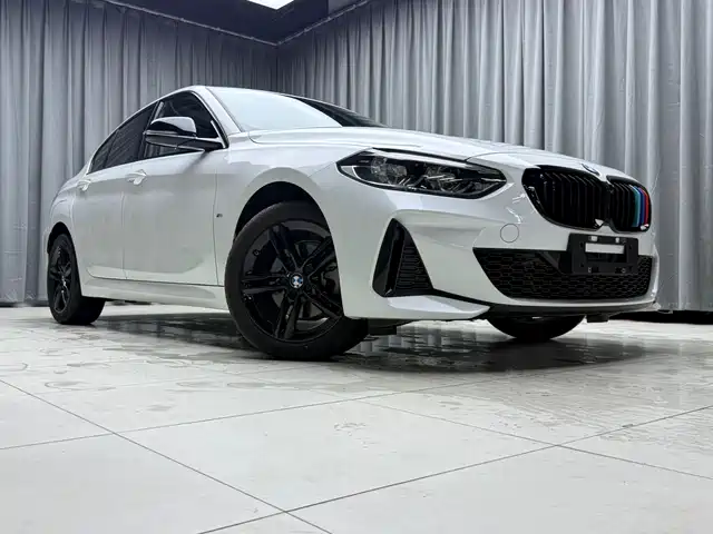 BMW 1 Series 2022 120i M Sport Shadow Edition — фото 2