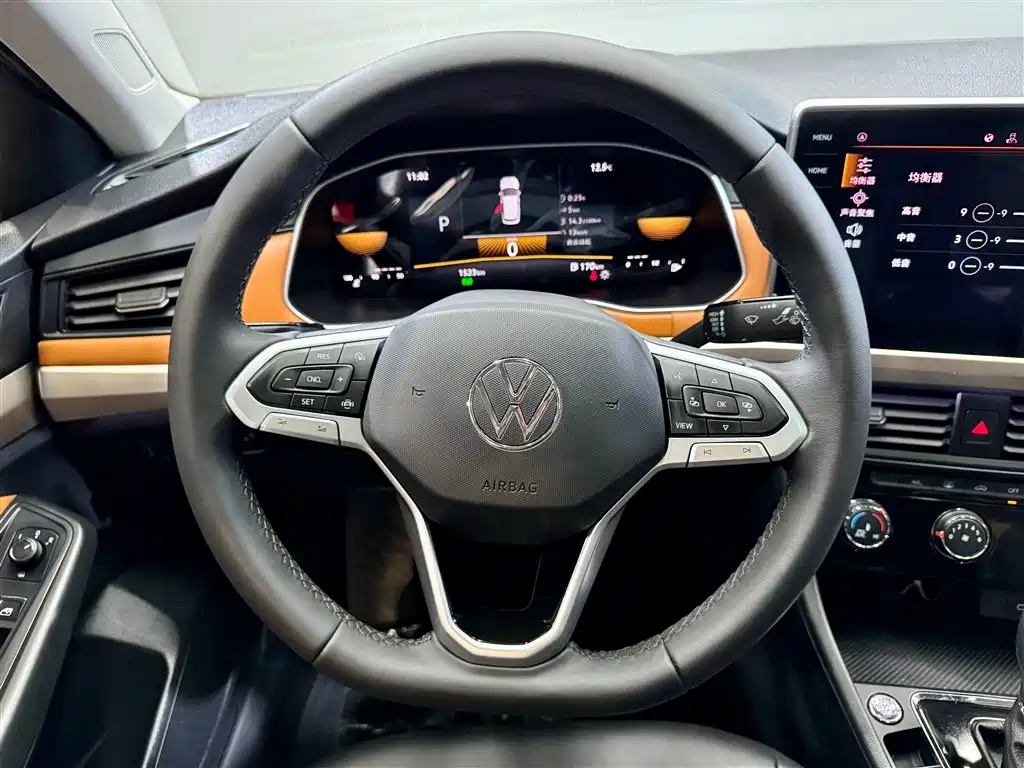 VOLKSWAGEN BORA
