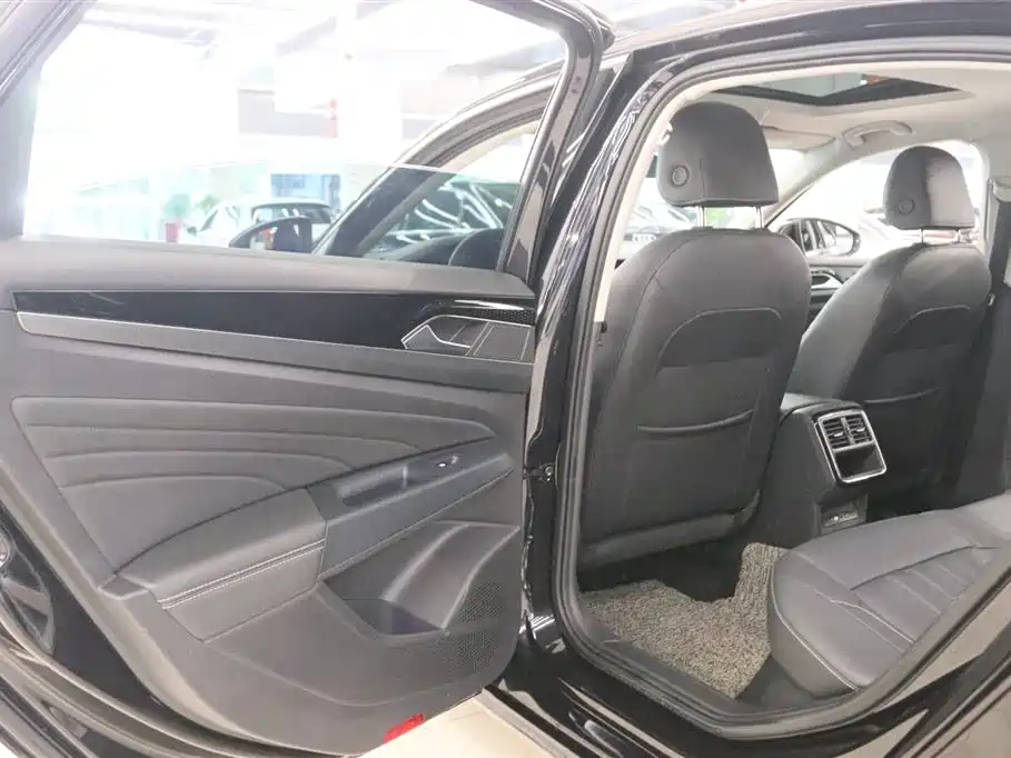 Volkswagen Passat 2022 280TSI Business Edition фото 13