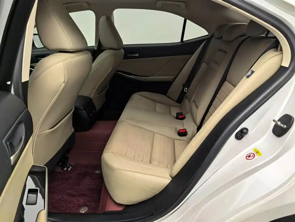 Lexus IS 2015 200t Leading Edition фото 11