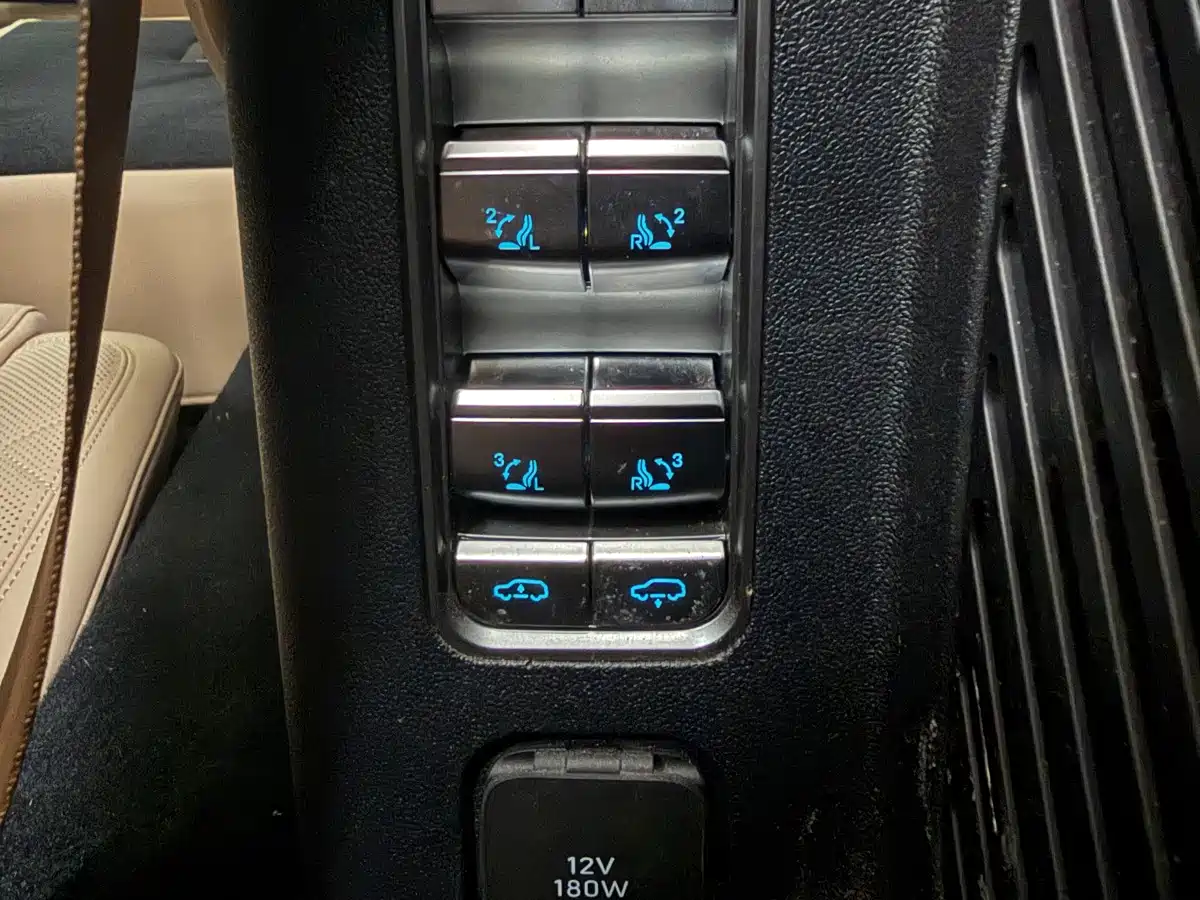 Fang Cheng Bao Leopard 8 2026 2025 Zhiyong Flagship 7-Seater