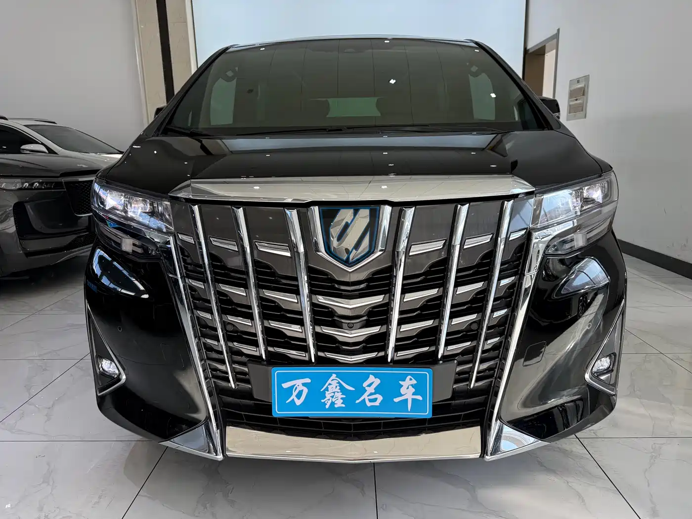 Toyota Alphard 2021 Hybrid 2.5L Premium фото 2