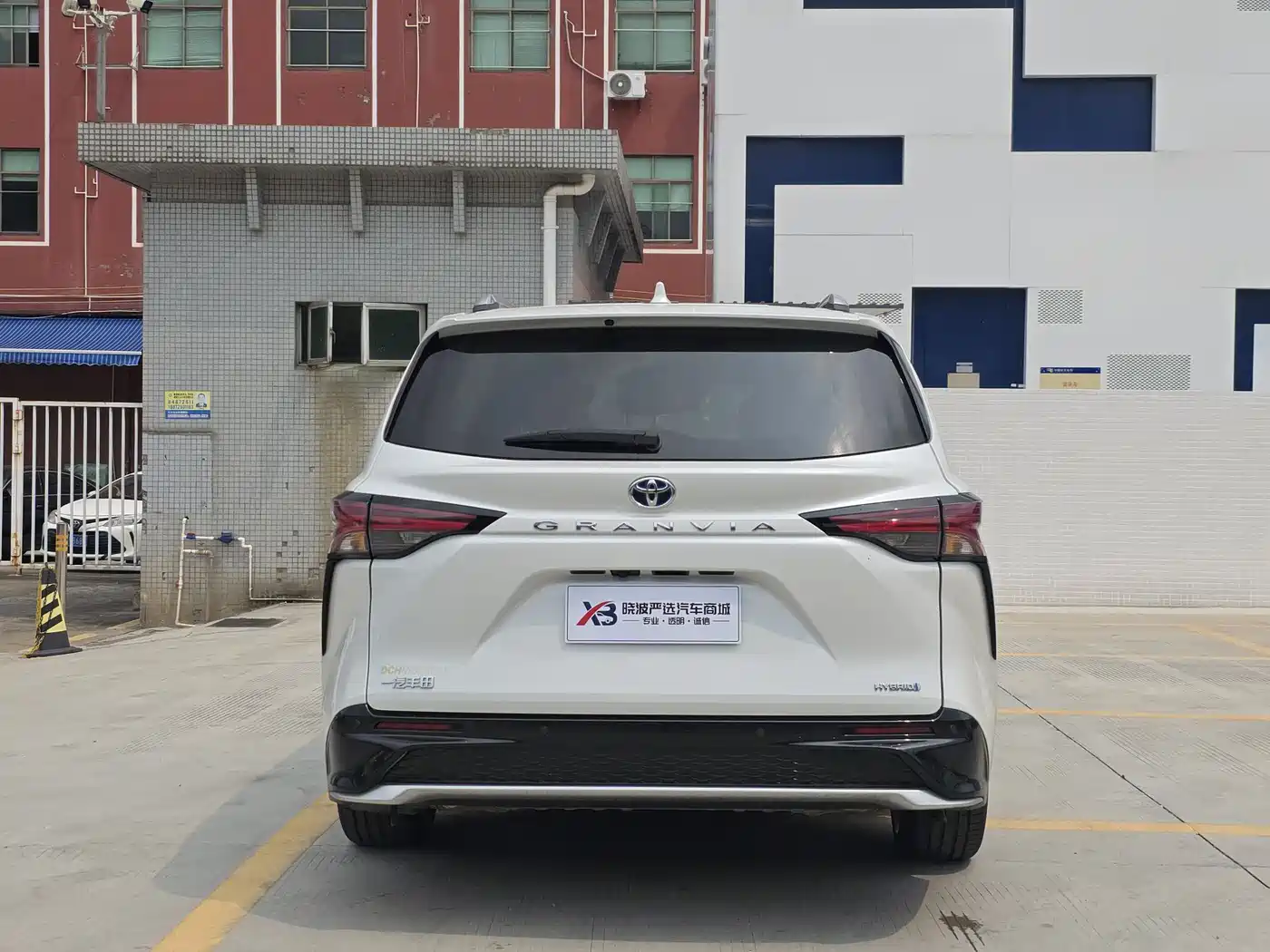 Toyota Granvia 2023 2.5L Hybrid VIP Edition фото 4