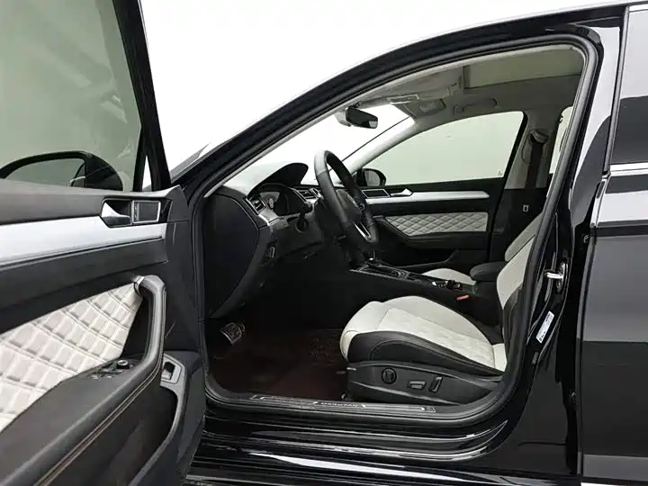 Volkswagen Magotan 2023 Model 2 Million Commemorative Edition 330TSI DSG Luxury фото 4
