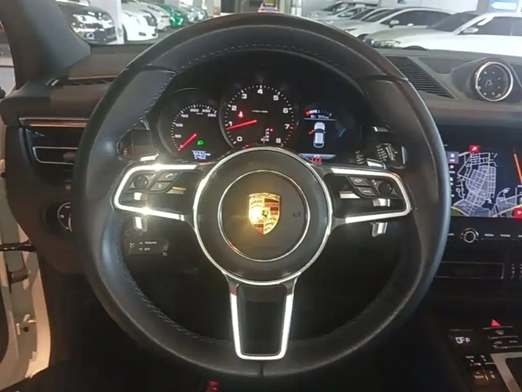 PORSCHE MACAN