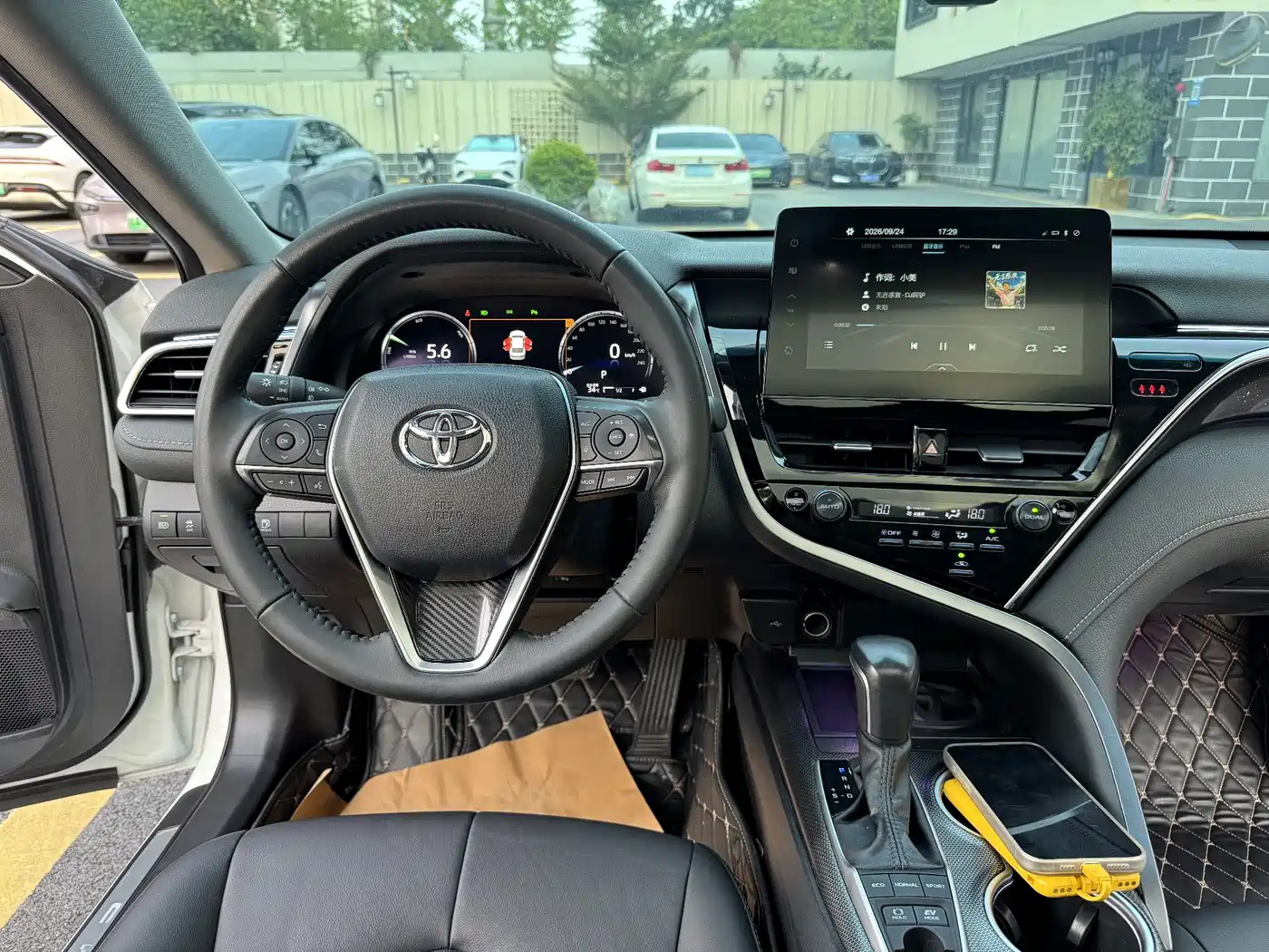 Фото 15 - Toyota Camry