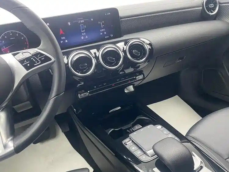Mercedes-Benz A-Class 2023 A 200 L Dynamic фото 27