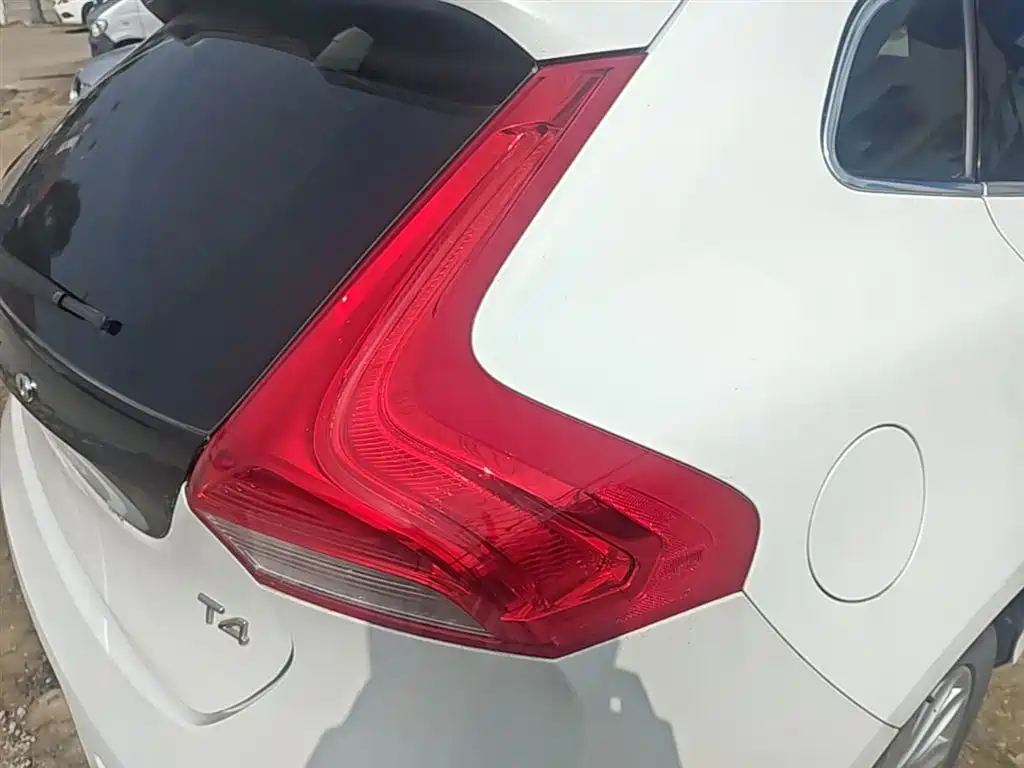 Фото 8 - Volvo V40