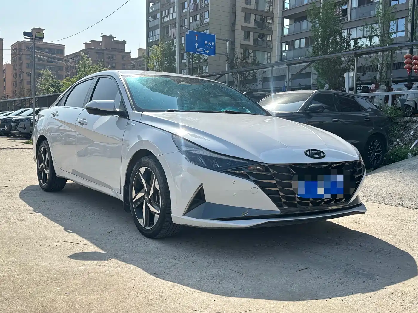 Hyundai Elantra 2021 1.5L CVT LUX Premium Edition фото 3