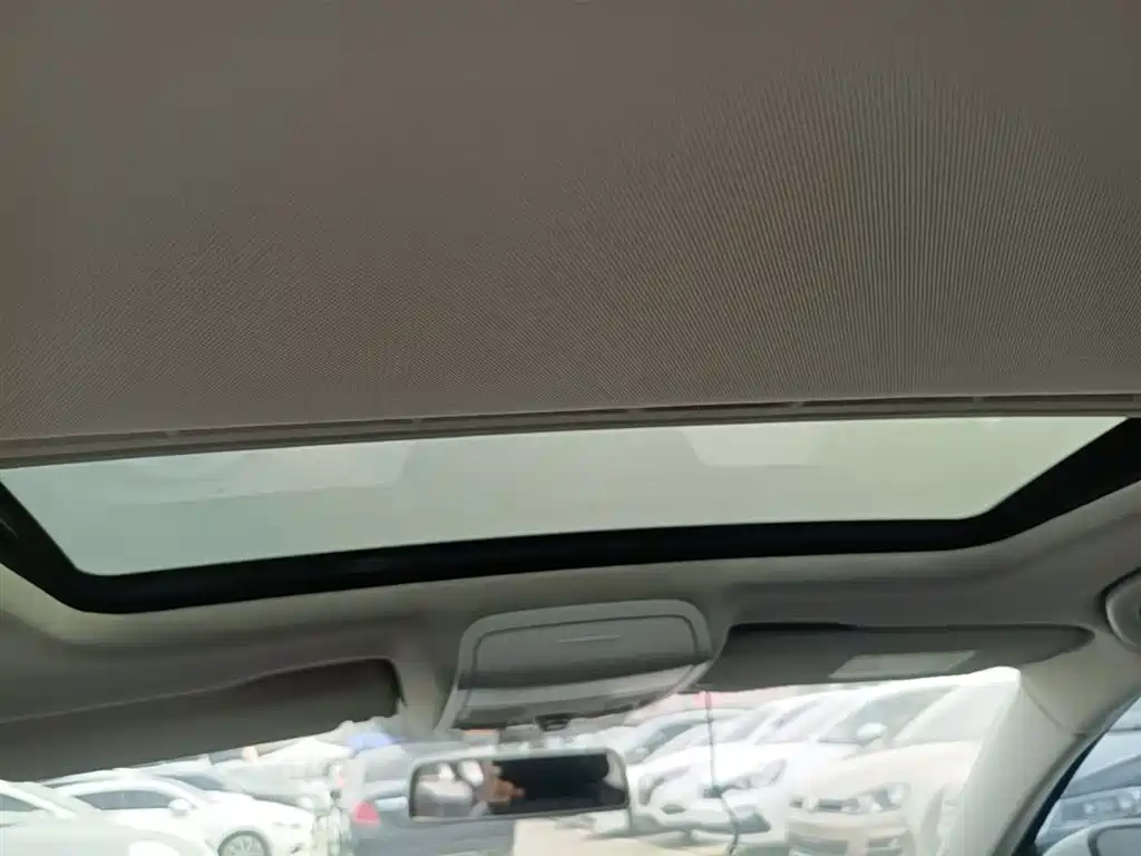 Volkswagen Sagitar 2014 Facelift 1.6L Automatic Leading Version фото 18