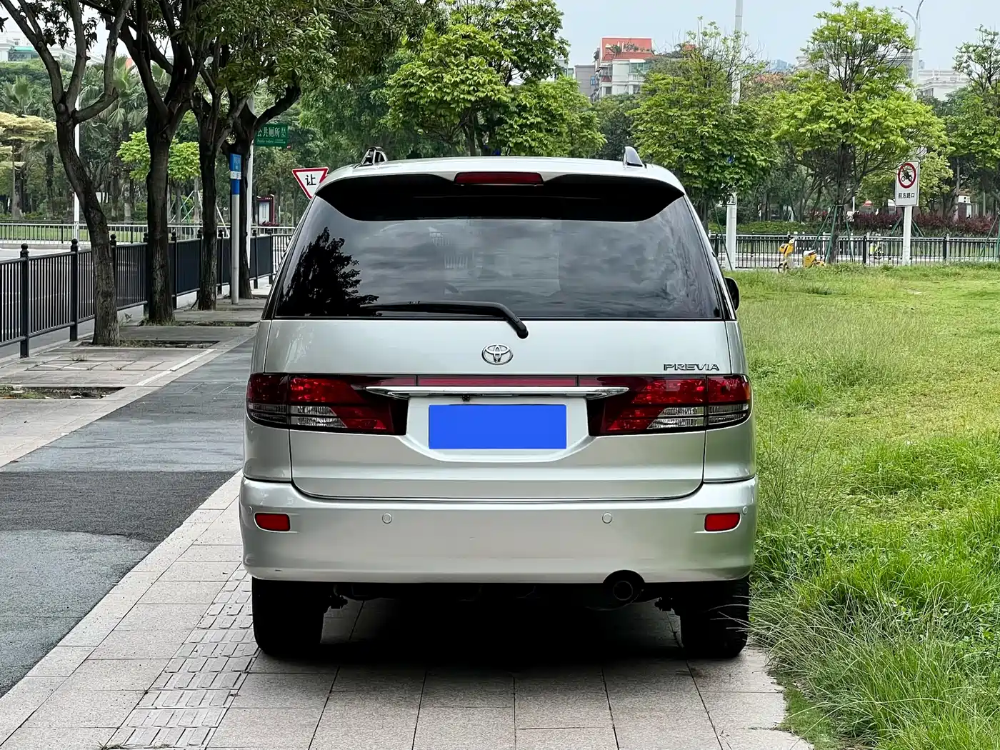 Toyota Previa 2004 2.4L AT фото 3