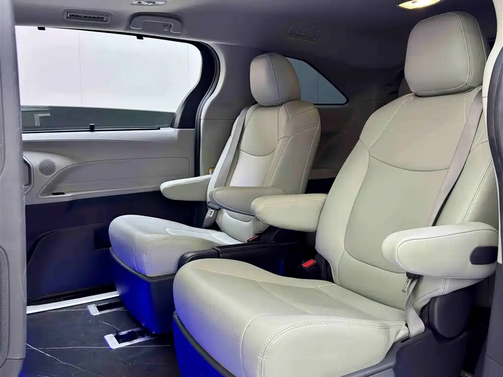 Toyota Sienna 2021 2.5L Hybrid Comfort Edition фото 7
