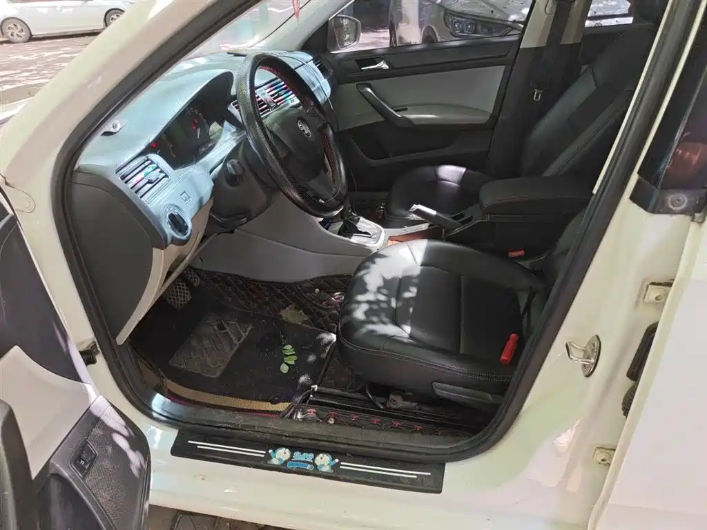 Škoda Rapid 2016 1.6L Automatic Pioneer Edition фото 12