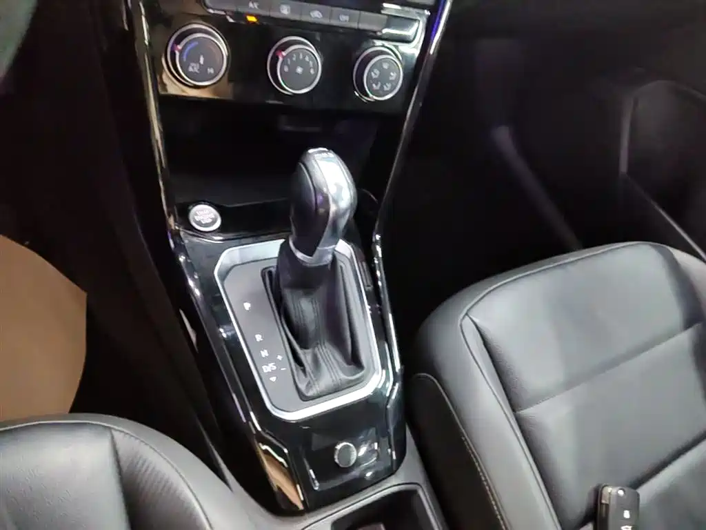 Volkswagen T-ROC 2019 280TSI DSG 2WD Comfort Version China VI фото 14
