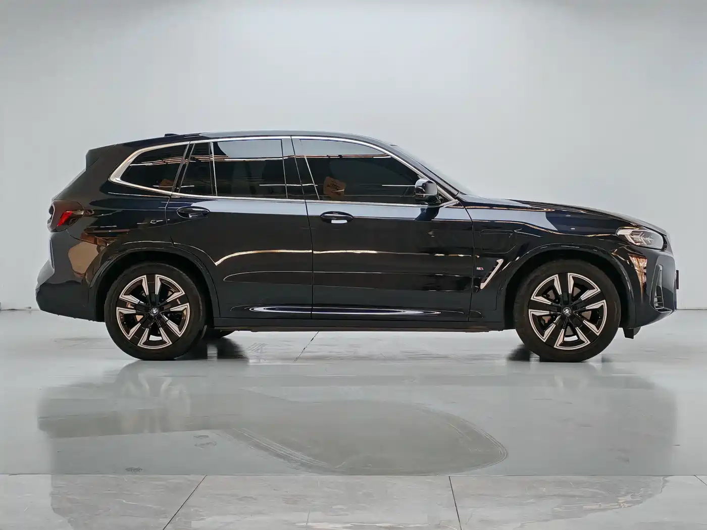 BMW iX3 2022 Leading Edition фото 15