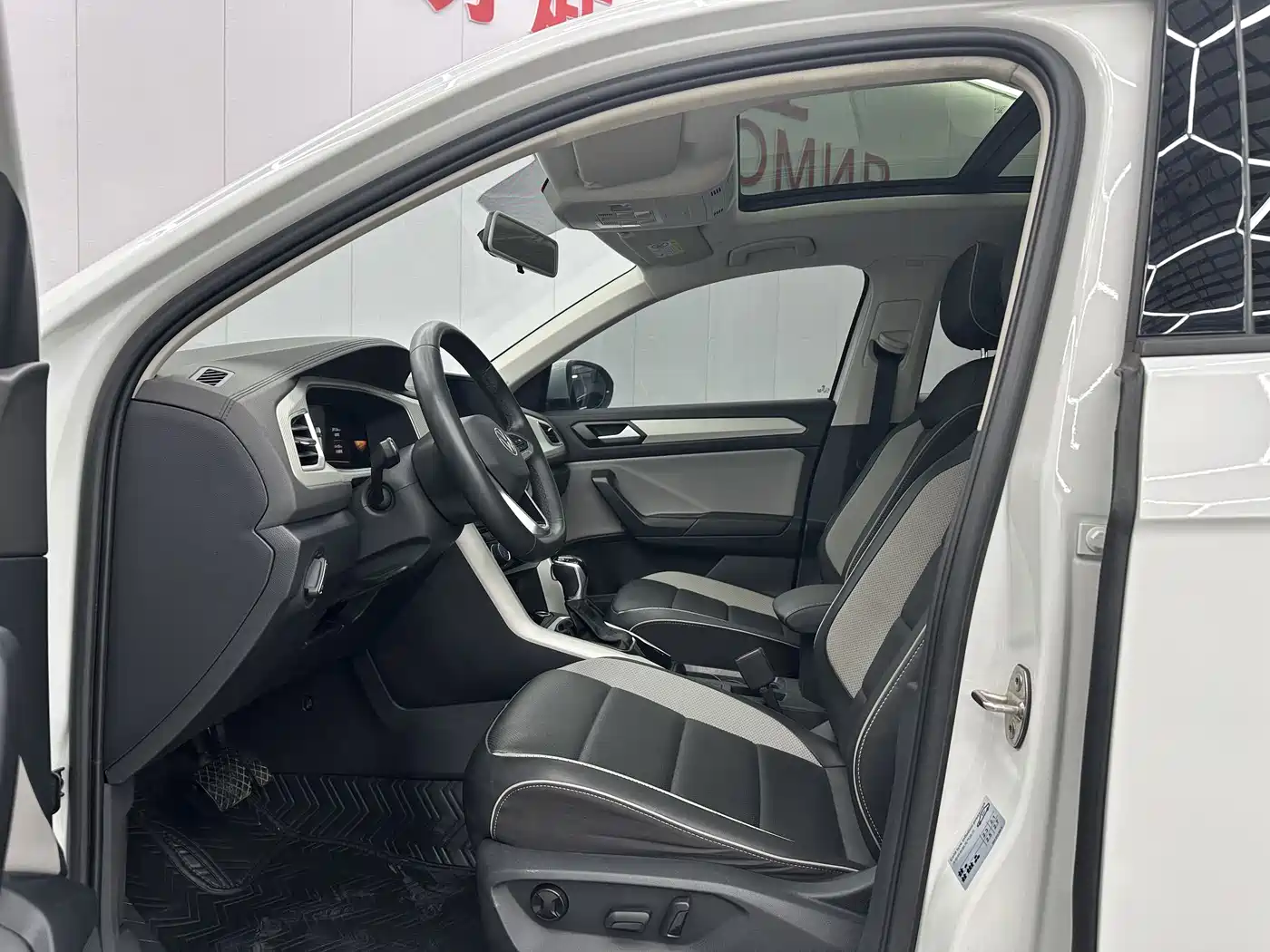 VOLKSWAGEN T-ROC EXPLORING SONGS