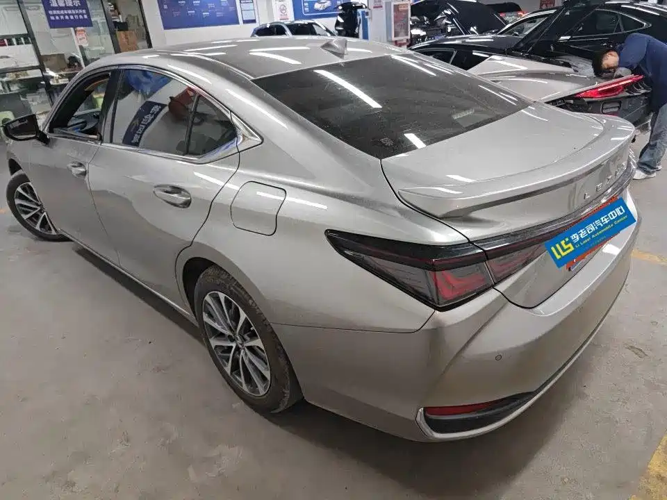 Lexus ES 2025 2025 300h Ultimate Edition