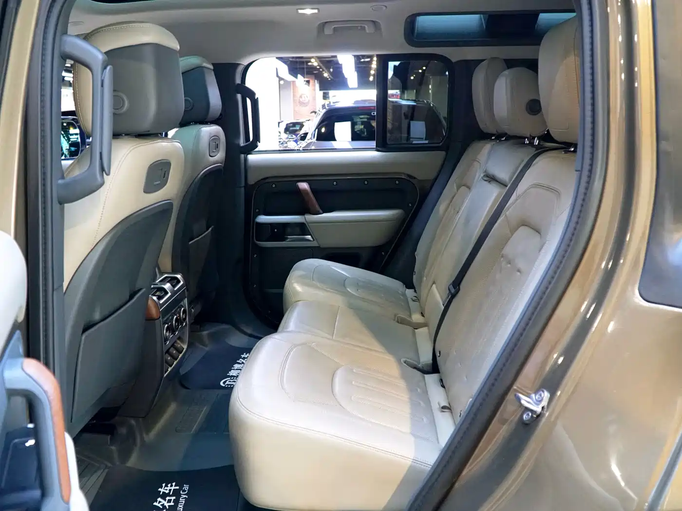Land Rover Defender 2020 Model 110 P400 HSE фото 6