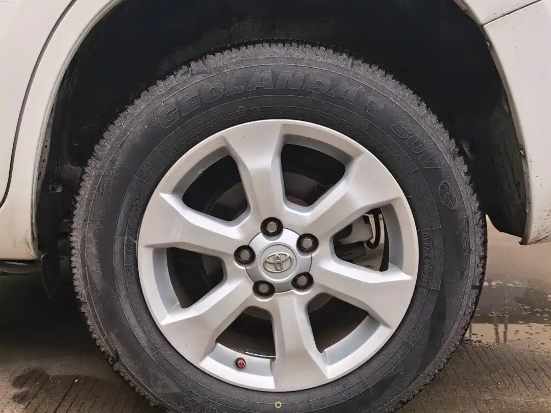 Toyota RAV4 Rongfang 2011 2.0L Automatic Luxury Edition фото 6