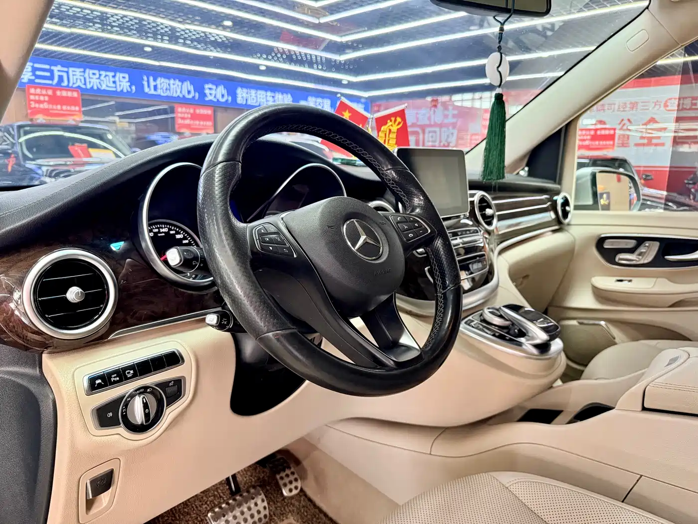 Mercedes-Benz V-Class 2016 V 260 L Premium Long фото 8