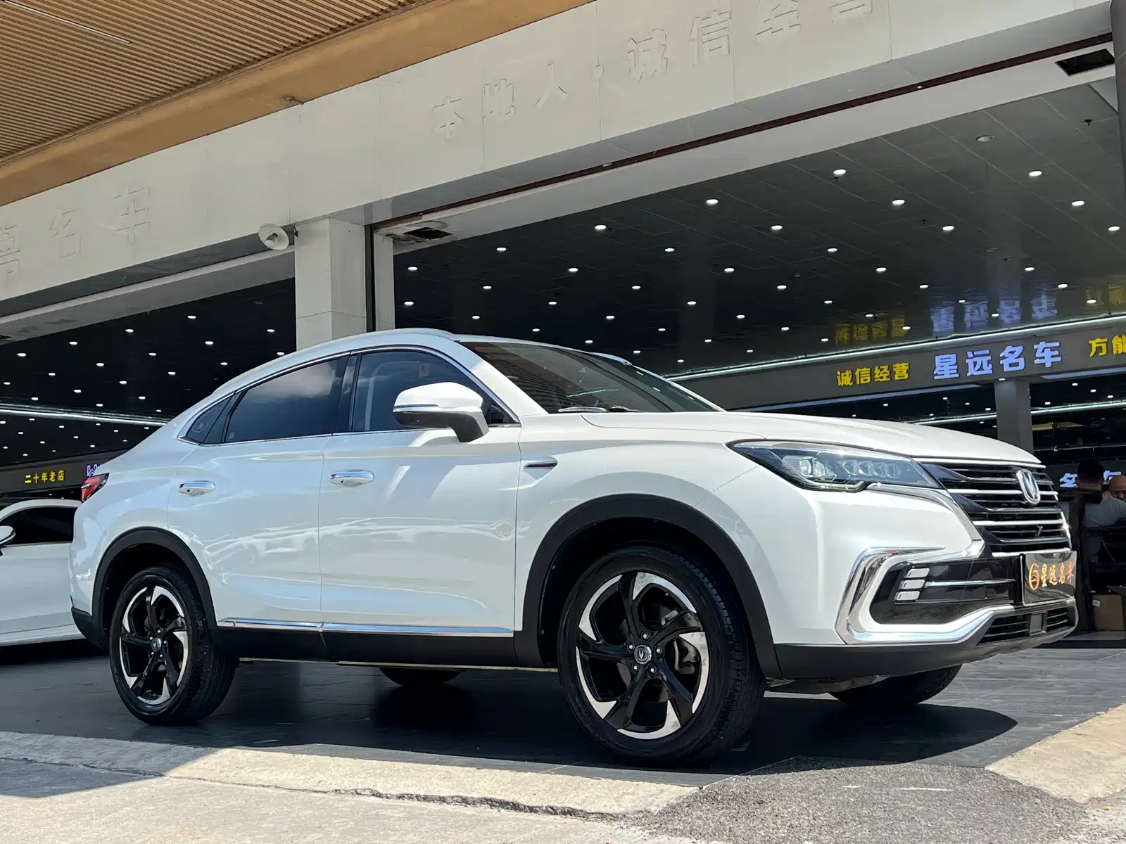 Фото 3 - Changan CS85