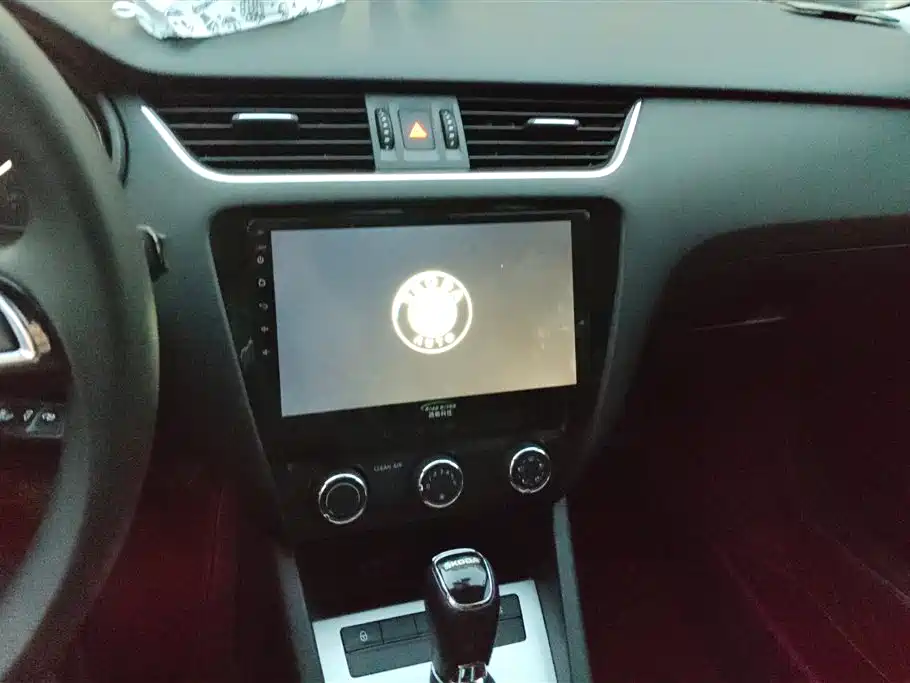 Škoda Octavia 2017 1.6L Automatic Pioneer Edition фото 13