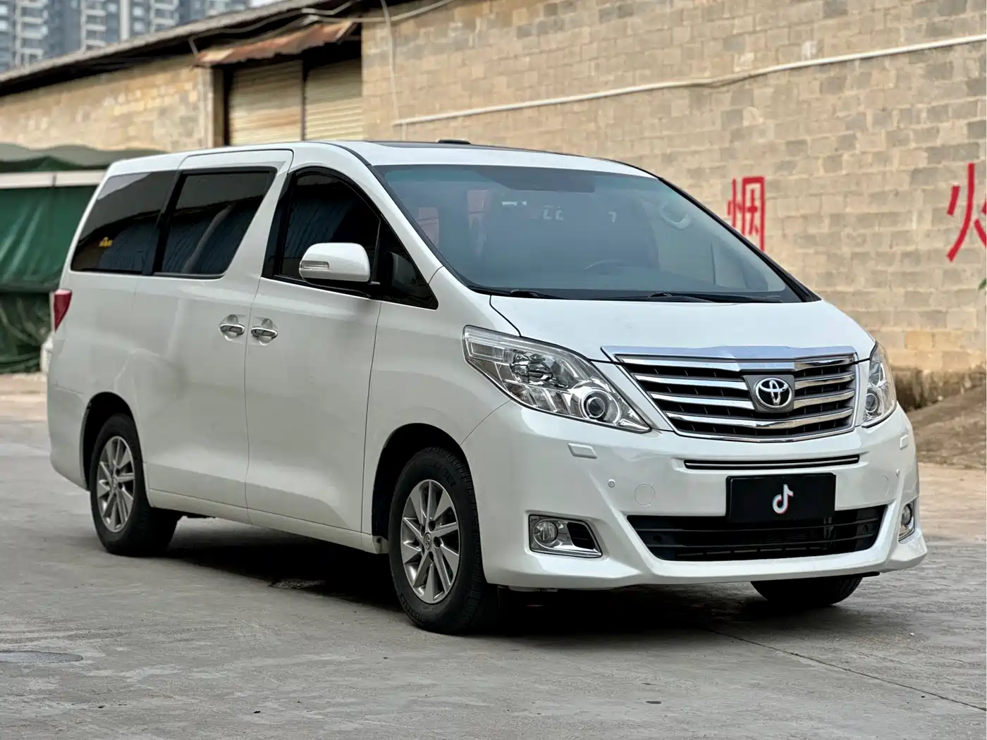 Toyota Alphard фото 3