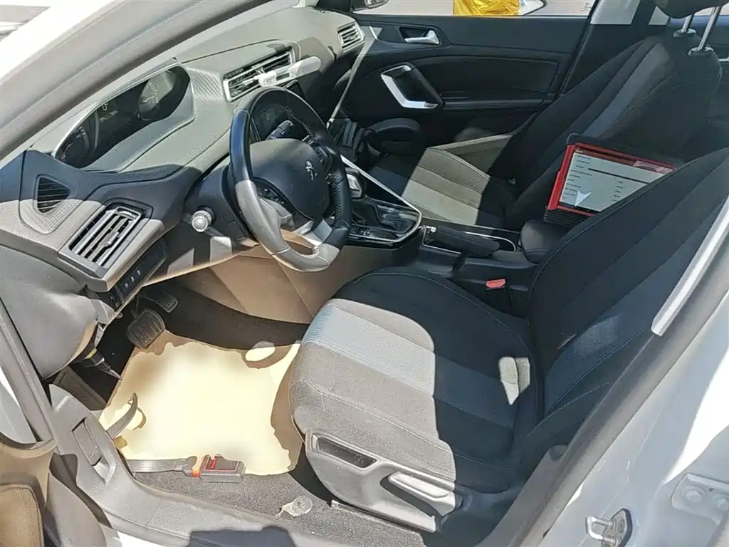 Peugeot 308 2018 1.6L Auto Luxury Edition фото 15