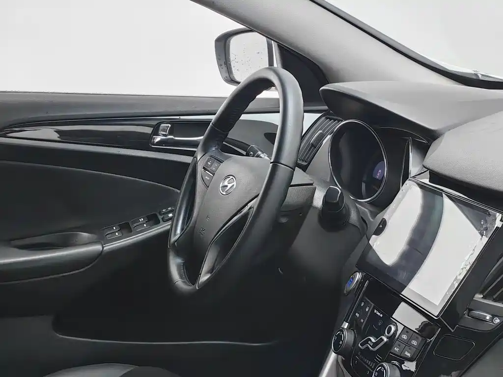صورة 22 - Hyundai Sonata