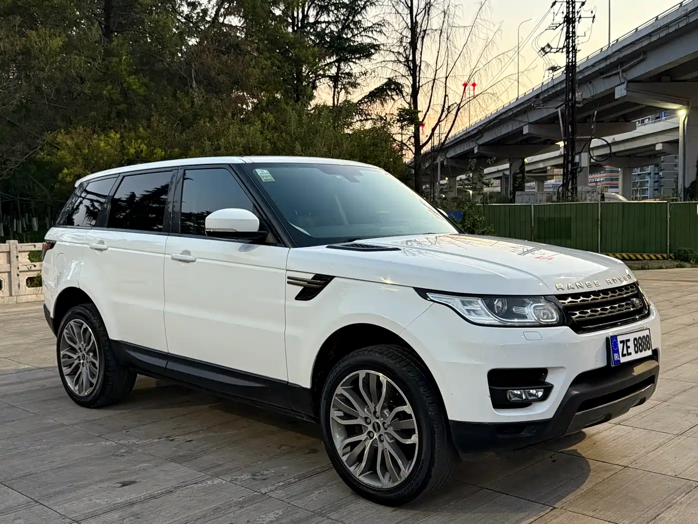 Land Rover Range Rover Sport 2016 Model 3.0 SC V6 SE фото 3