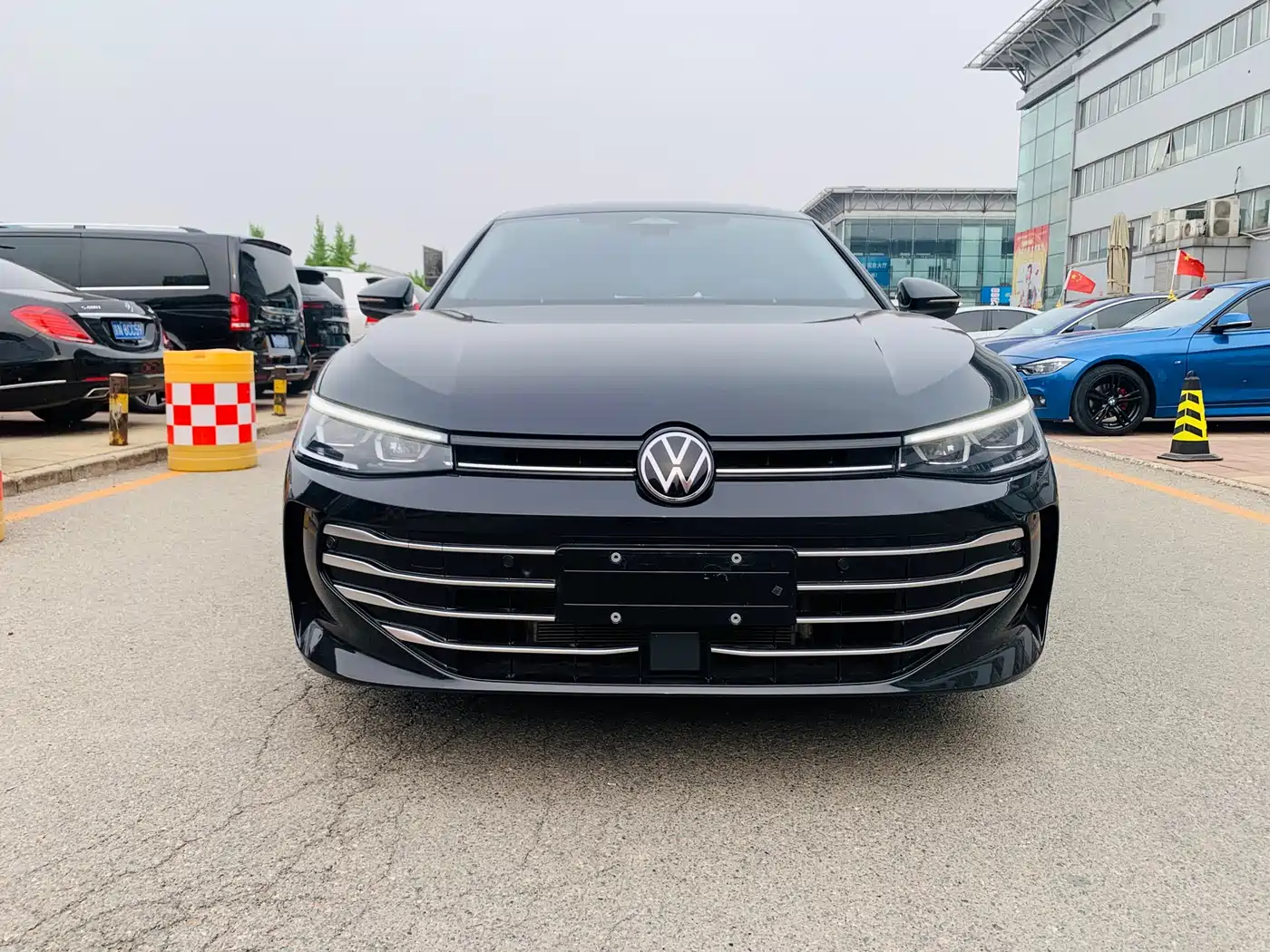 Volkswagen Passat 2025 Pro 380TSI Dragon Glory Edition фото 19