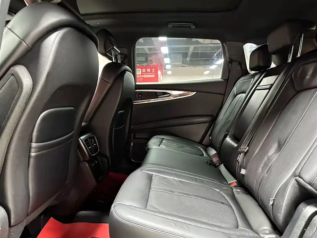 LINCOLN NAVIGATOR (IMPORT)