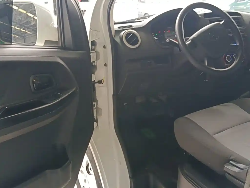Changan Kaicheng Changan Ruixing EM60 2024 2023 Pure Electric Passenger Van 4525mm Vehicle Length Flat Roof Liftgate 6 seats 60kW 41.86kWh