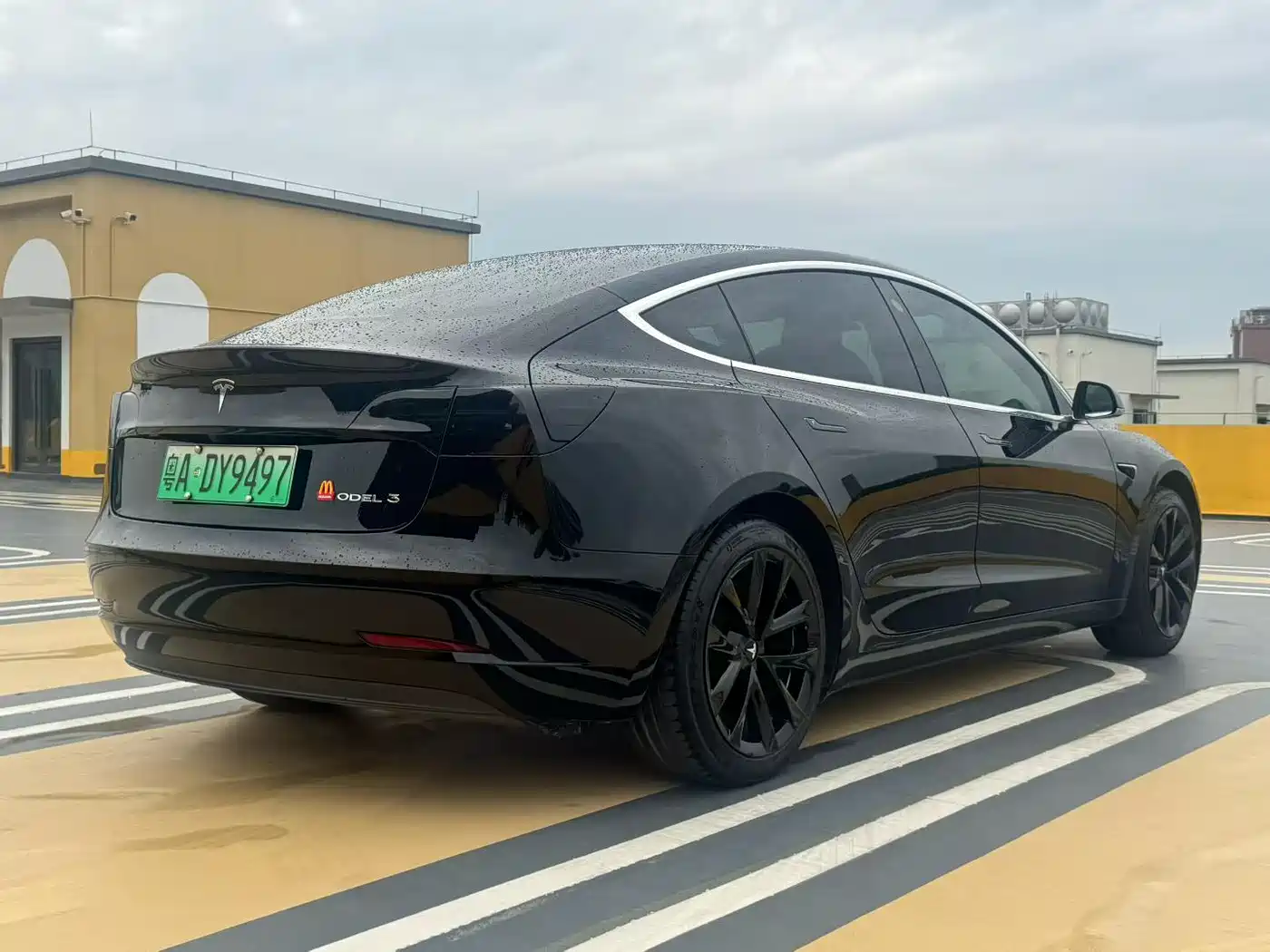 TESLA MODEL 3