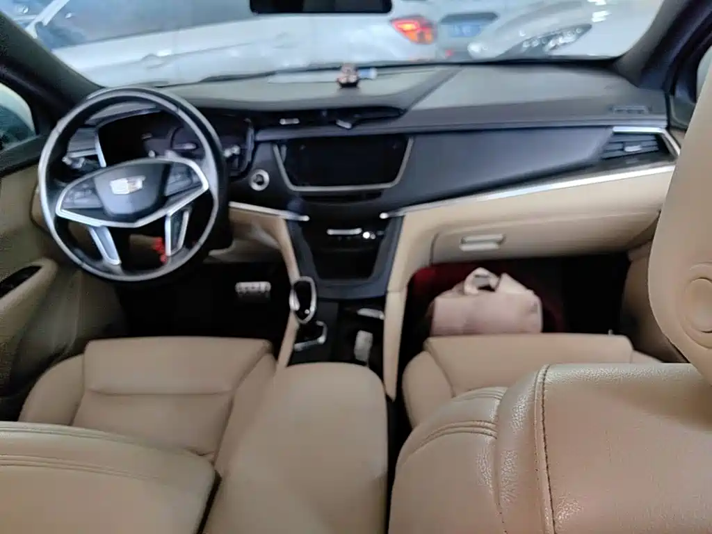 Фото 10 - Cadillac XT5