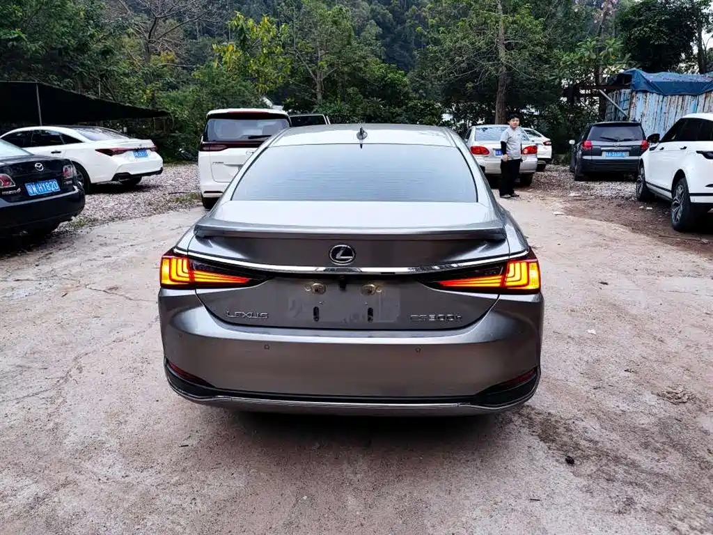 Photo 5 - Lexus ES