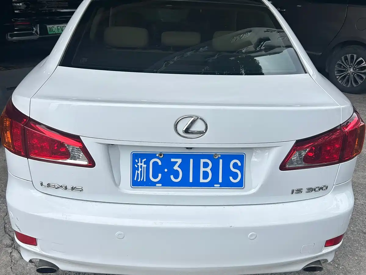 Photo 5 - Lexus IS