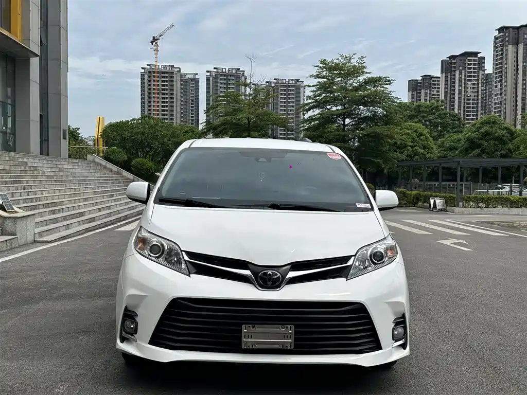 Toyota Sienna фото 2