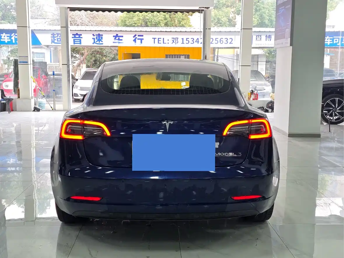TESLA MODEL 3