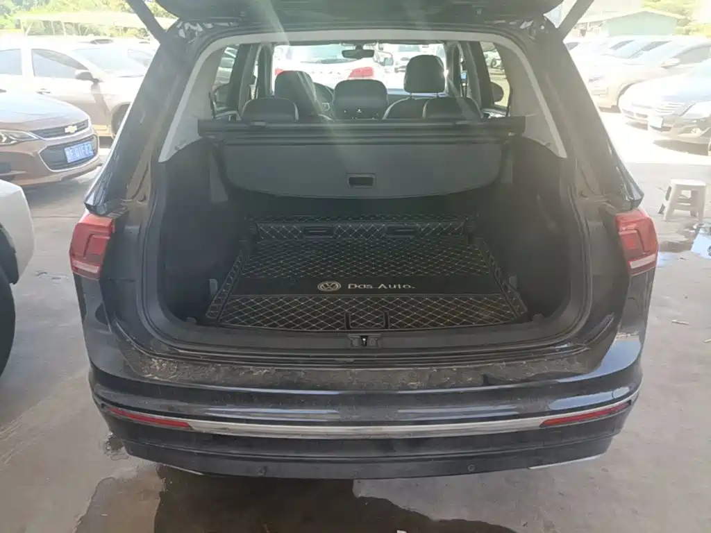 Photo 19 - Volkswagen Tiguan L