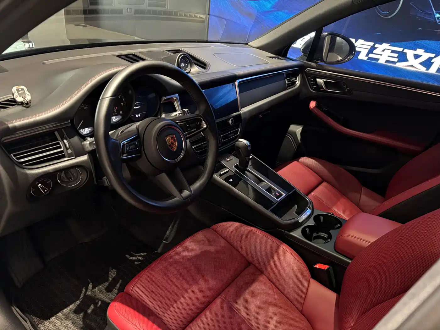 PORSCHE MACAN
