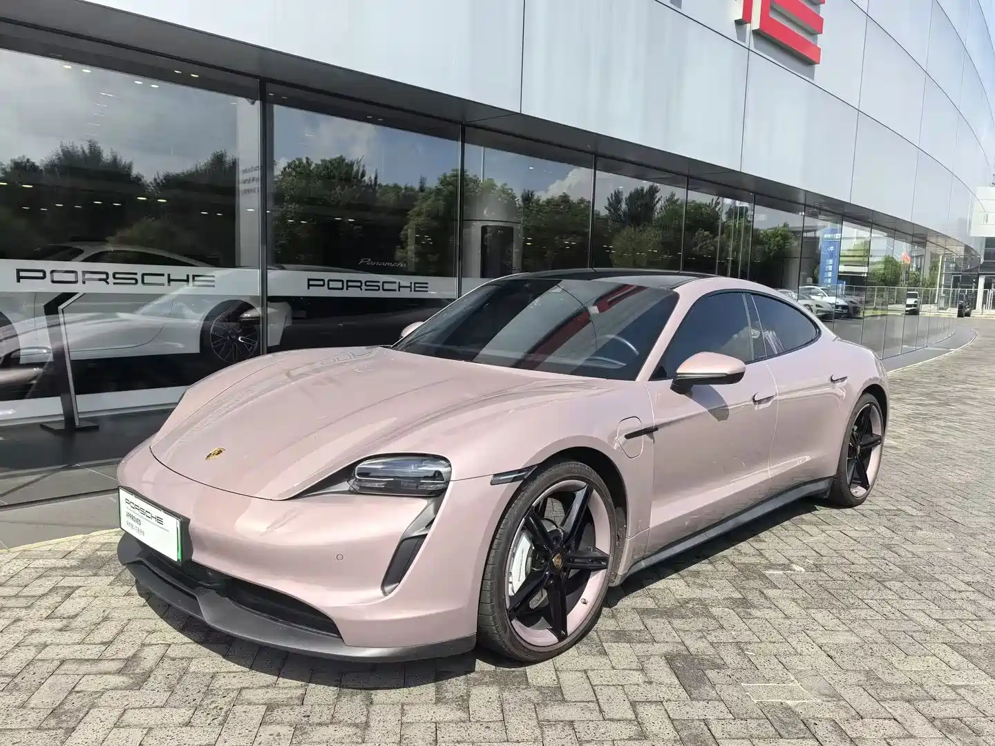 صورة 1 - Porsche Taycan