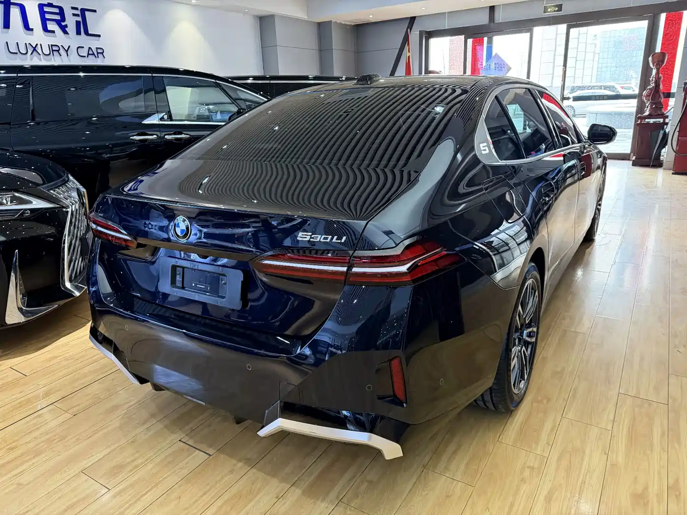 BMW 5 Series 2024 530Li Leading M Sport Package фото 13